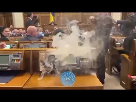 Спалахнуло: у Верховній Раді задимівся пульт для голосування (відео)