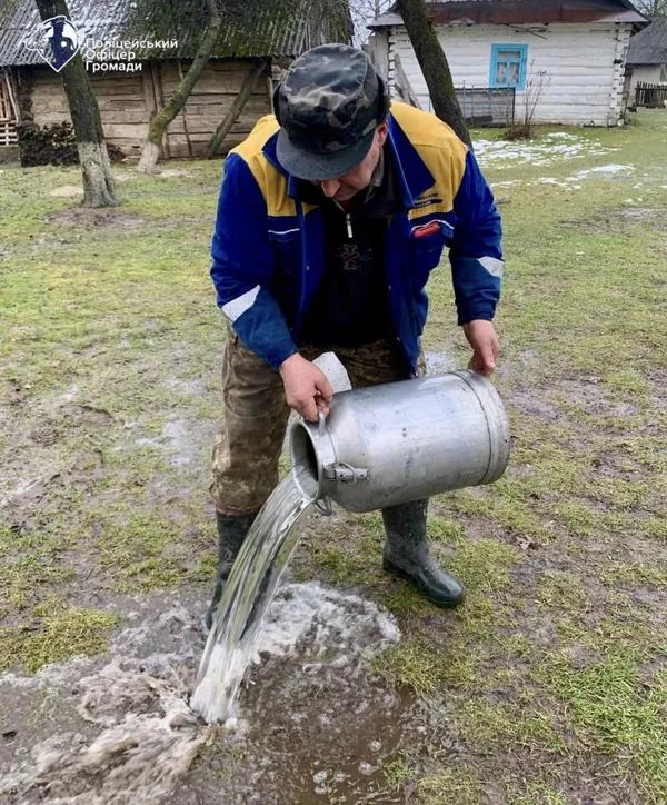 Перевіряли «точки»: на Волині поліцейські вилили десятки літрів самогону (фото)