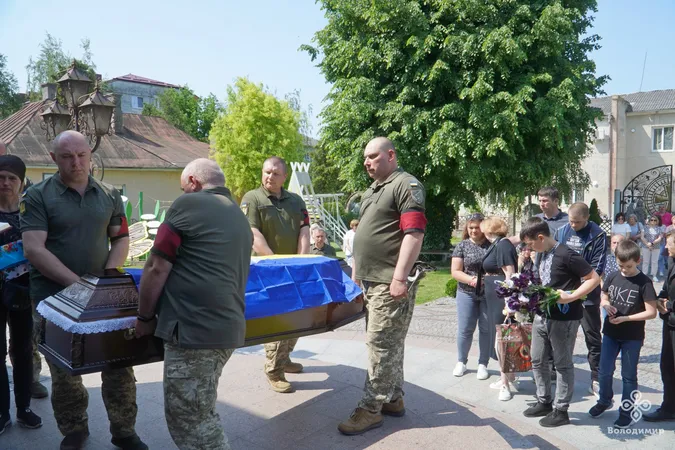 На Волині попрощалися із загиблим воїном Сергієм Козолупом (фото)