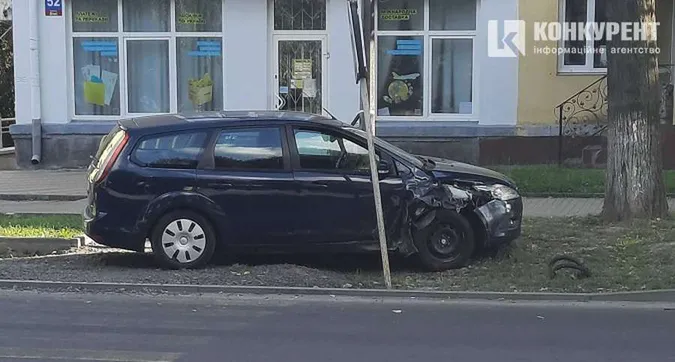 Авто вилетіло на тротуар: у центрі Луцька сталася ДТП (фото)