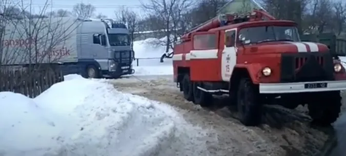 Попри відлигу: на Волині за вихідні із заметів витягнули чотири автомобілі (відео)