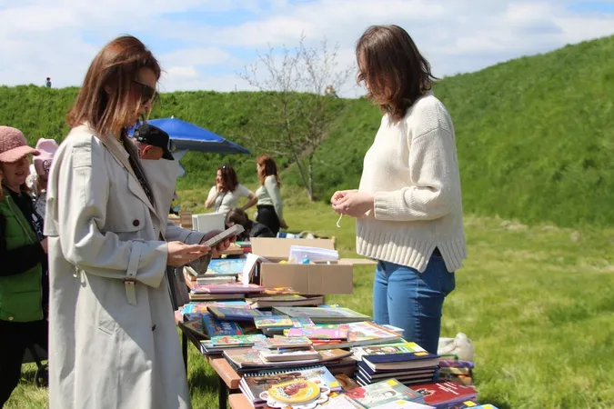 Купляй книгу – допомагай ЗСУ: на Волині на благодійному ярмарку зібрали понад 26 тисяч гривень (фото)