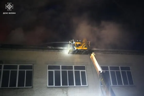 Вогонь охопив 1000 кв. м: у Луцькому районі після обстрілу до ранку гасили пожежу на підприємстві (фото, відео)