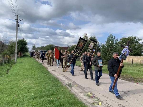 Загинув майже рік тому: на Волині попрощалися з воїном Леонідом Ткачем (фото)