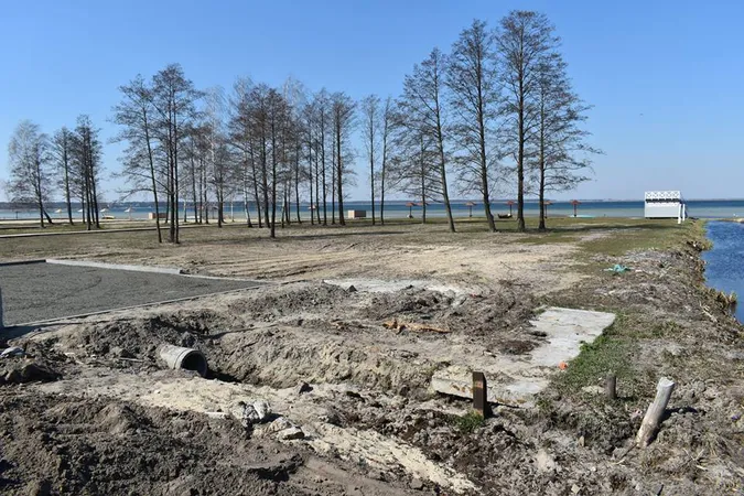 Парасольки, парковка, велосипедна доріжка: як змінився курортний Світязь (фото)