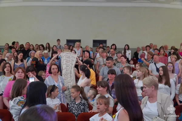 У місті на Волині презентували величезний рушник із вишитими іменами полеглих Героїв (фото)