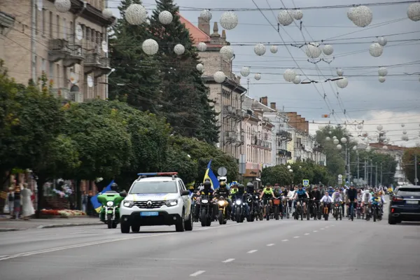 У вишиванках і з прапорами: у Луцьку відбувся традиційний велопробіг до Дня міста (фото)