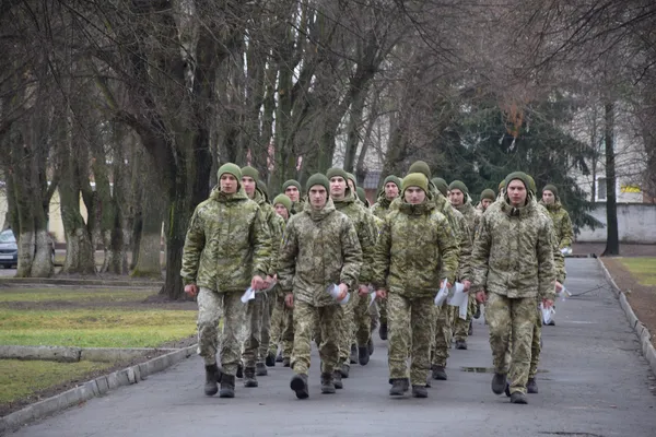На Волині майже півсотні строковиків вирушили до рідних домівок (фото)