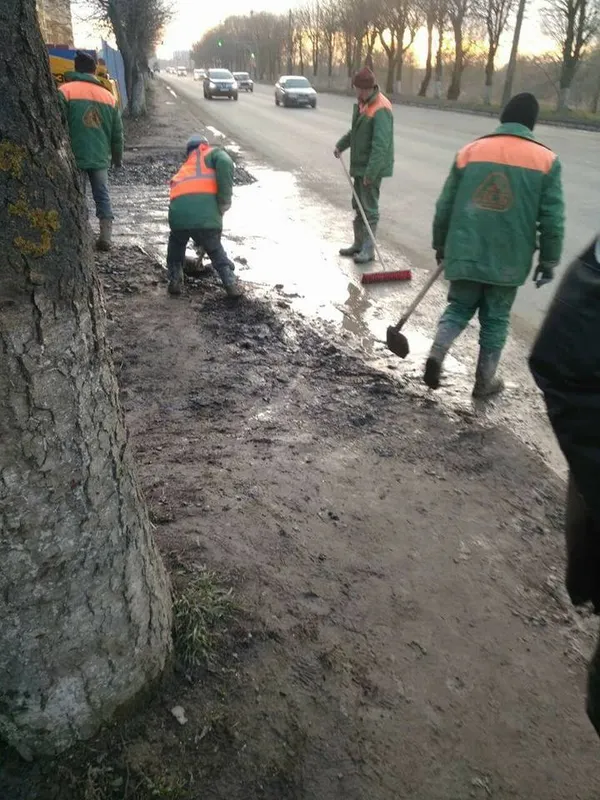 У Луцьку будівельників змусили очистити дорогу (фото)
