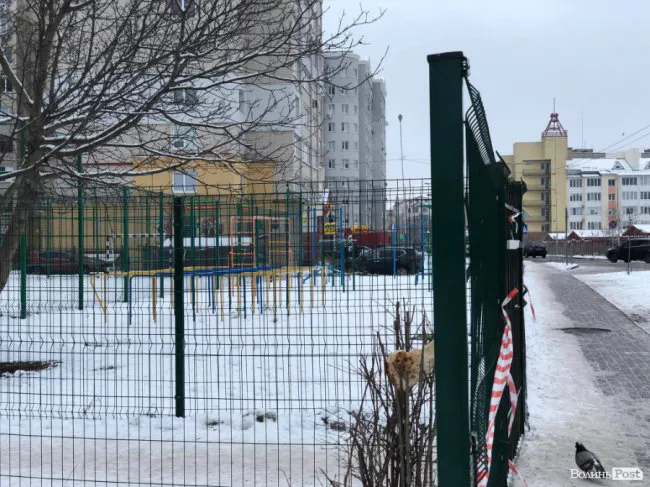 На Липинського у Луцьку загородили небезпечний прохід: чому люди протестують (фото)