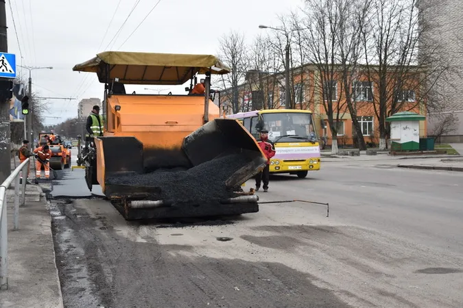 Як у Луцьку ремонтують прибудинкові території (фото)
