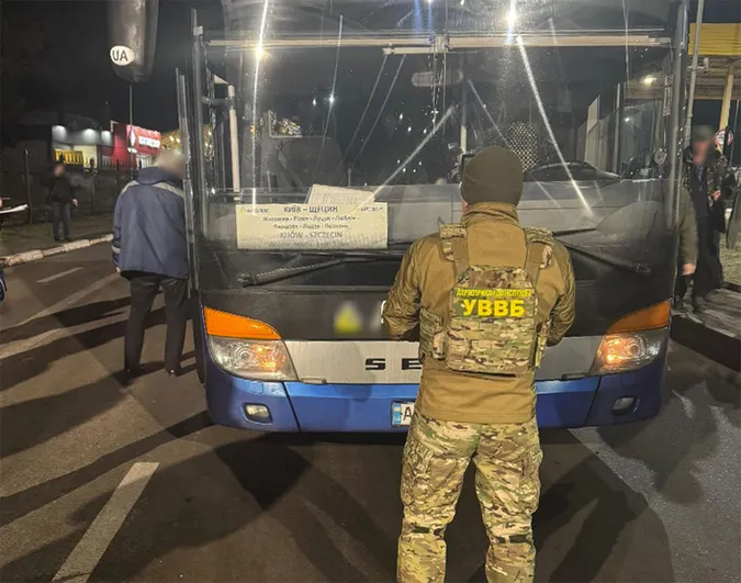 Лучанин організував виїзд ухилянтів за кордон в рейсових автобусах (фото)