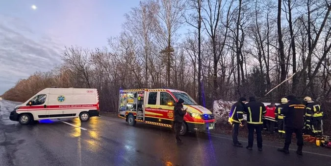 Бус злетів у кювет і врізався в дерево: подробиці смертельної ДТП у Луцькому районі (фото)
