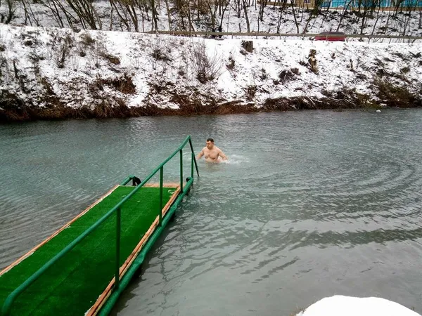 Хто з відомих волинян скупався в ополонці на Водохреще (фото)