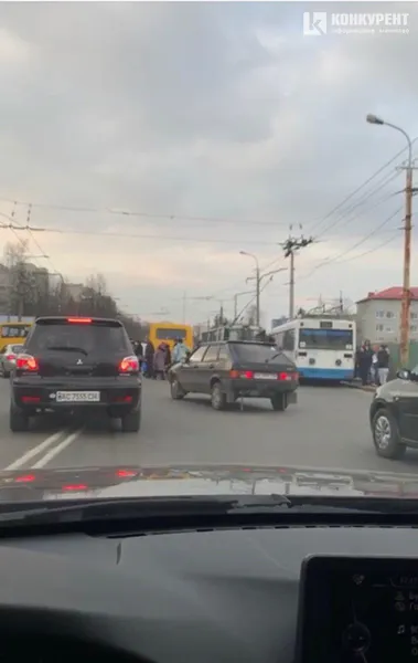 У Луцьку тролейбусна лінія обірвалася на маршрутку з людьми (фото, відео)