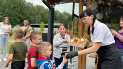В екокомплексі «Лісовичок» на Волині сьогодні усіх дітей пригощають морозивом (фото)