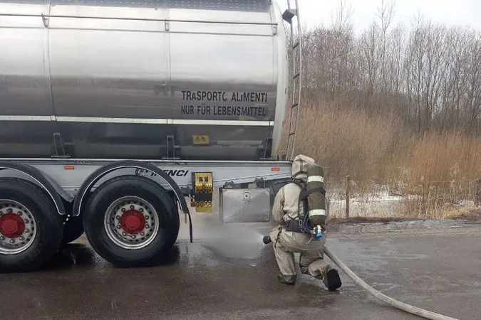 Хімічна небезпека: на Волині стався витік азотної кислоти з автоцистерни (фото)