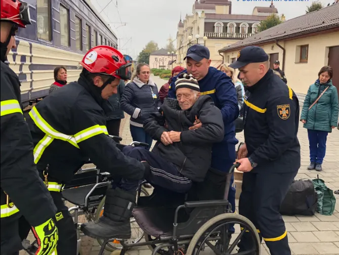У Луцьку зустріли громадян, евакуйованих з геріатричного пансіонату на Харківщині (фото)