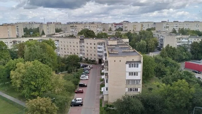 Майже 7 тисяч людей під одним дахом: як лучанам живеться у найдовшому будинку в світі (фото)