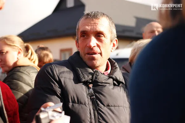 Односельці прийшли підтримати родину