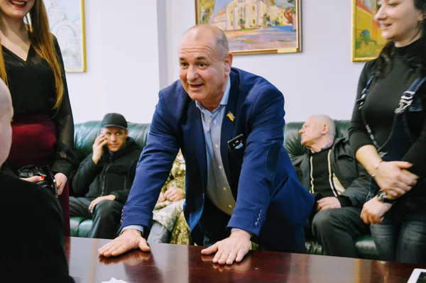 Під час голосування депутатам вдалося поспілкуватися про армійське життя: Аркадій Соломатін жалівся, що як тільки відслужив в арміїі, Союз розпався...