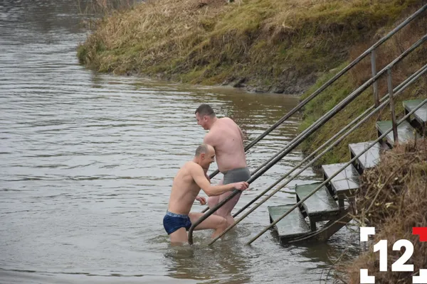 Як занурювалися волиняни в крижану воду (ФОТО, ВІДЕО)