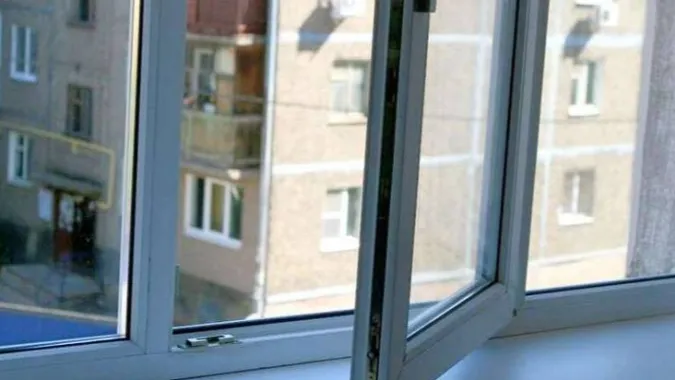 У Луцьку двоє дітей випали з вікна другого поверху