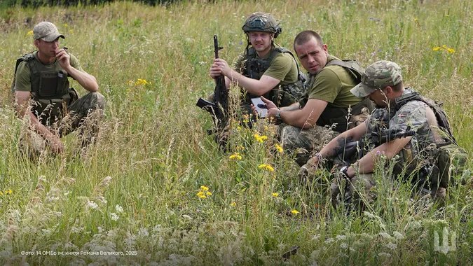 «Вони знають ціну життя»: показали воїнів волинської бригади у мить відпочинку (фото)