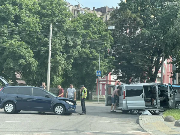 У Луцьку зіткнулися бус і легковик – постраждала дитина (фото)