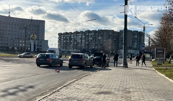 У Луцьку на Київському майдані «поцілувалися» дві автівки (фото)