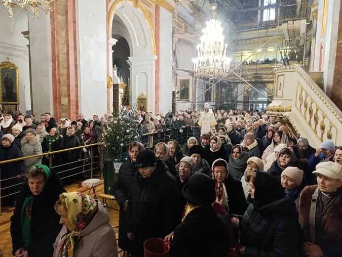 Молитви і колядки: у луцькому соборі Святої Трійці провели різдвяну службу (фото)