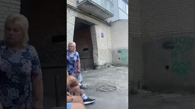 «Ти – бидло»: у Луцьку жінка накинулася на підлітків (відео)