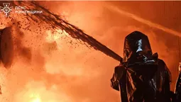 Внаслідок ворожого удару на Рівненщині сталася масштабна пожежа (фото)