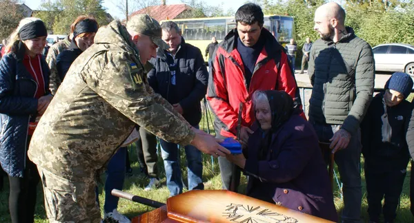 «Куди ж ти, сину, йдеш…»: Рожищенська громада провела в останню дорогу захисника Сергія Беня (фото)