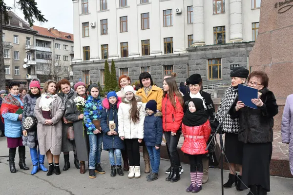 У центрі міста лучани читали вірші Шевченка (фото)