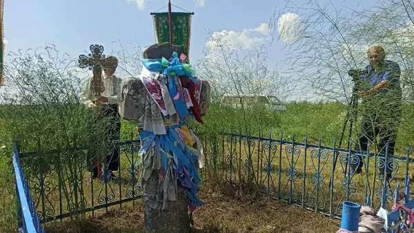 Росте з-під землі: на Волині кам'яний хрест збільшується у розмірах (фото)