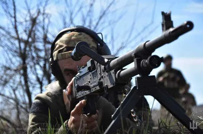 Близько 461 940 окупантів, 7242 танки, 11808 артсистем: втрати ворога на 24 квітня