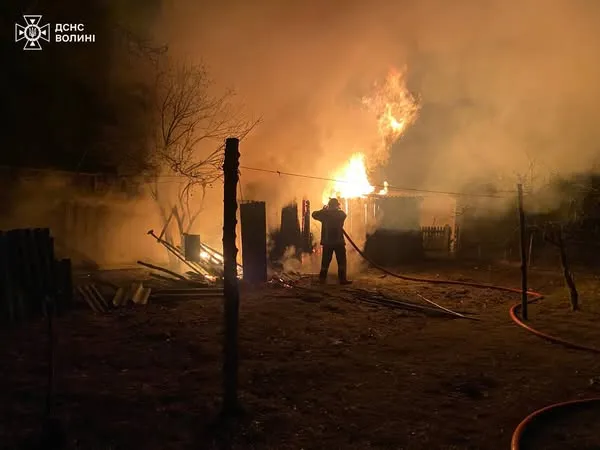 На Ковельщині три команди рятувальників годину гасили пожежу (фото)