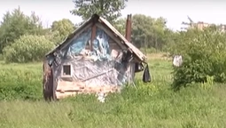 На Волині чоловік посеред поля звів хатину із непотребу 