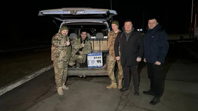 Бійцям «сотки» на сході країни привезли різдвяні подарунки з Волині (фото)