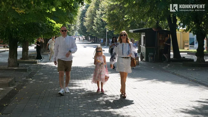 Вишиванки, сонце, діти: як Луцьк зустрів 33-ю річницю незалежності (фото)