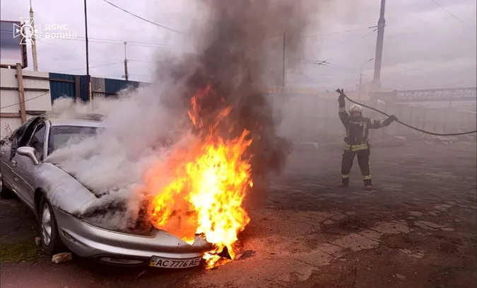 На Волині горів торф'яник, автомобіль та будинок: рятувальники ліквідували три пожежі (фото)