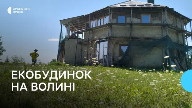 Каркас – із дерева, стіни – з соломи: волинянин зводить екобудинок (фото, відео)