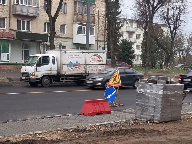 Поребрики та гідранти: що коїться на проспекті Волі у Луцьку (фото)