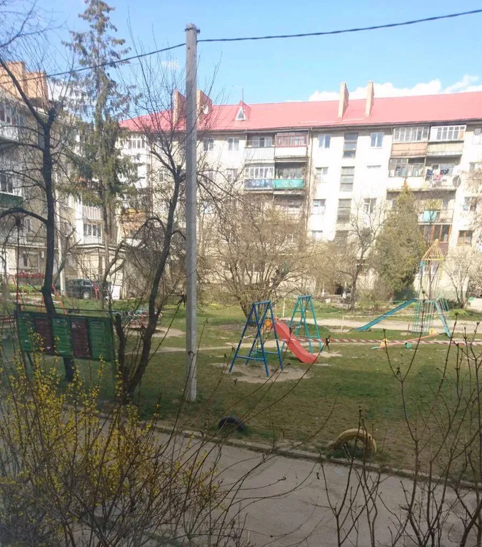 У Луцьку дитячі майданчики обгороджують сигнальною стрічкою (фото)