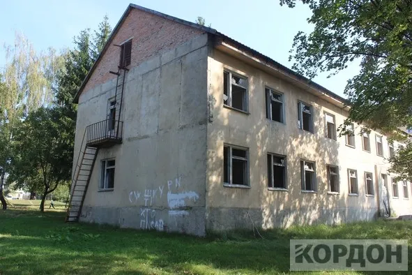 Будинок на Волині поступово перетворюється в руїни (фото)