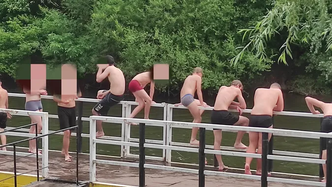 У луцькому парку відпочивальники стрибають з небезпечного причалу, а на дні – бетонна плита (фото)