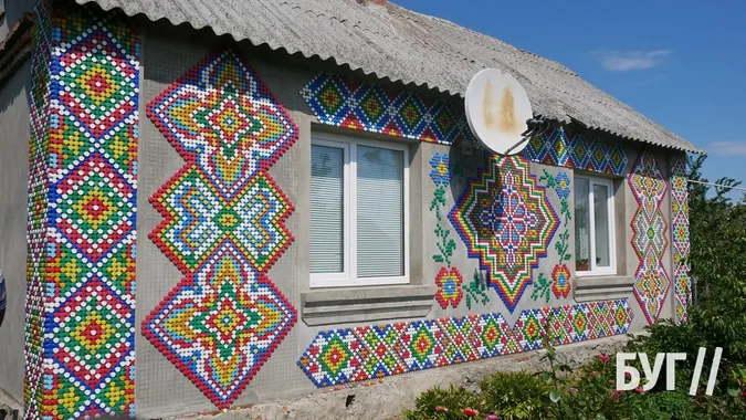 Волинянин «вишив» свій будинок пластиковими кришками (фото, відео)