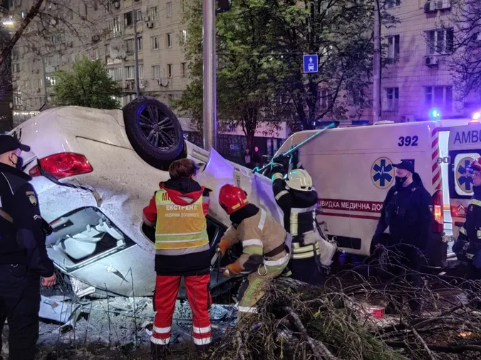 У Києві «Infiniti» влетів в електроопору: є загибла (фото, відео)