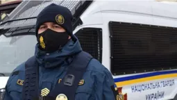 У Луцьку на меморіалі затримали озброєного чоловіка (фото)